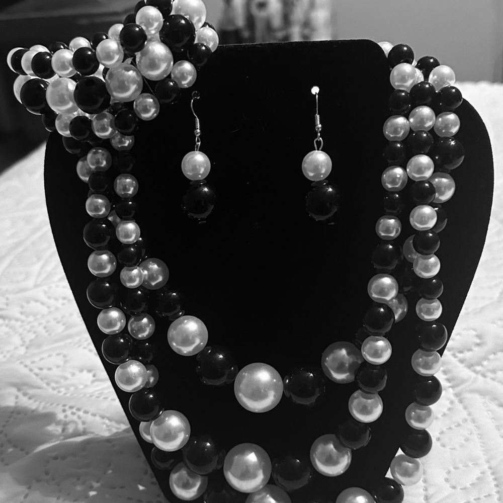 Elegant Black and White Pearl Jewelry Set